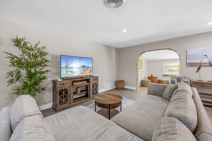 Primary Photo - 128 Martin St