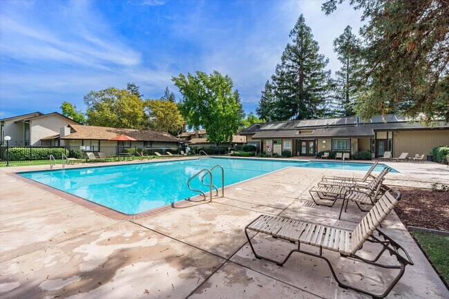 Building Photo - Freshly Renovated, End Unit Town-House Ava...