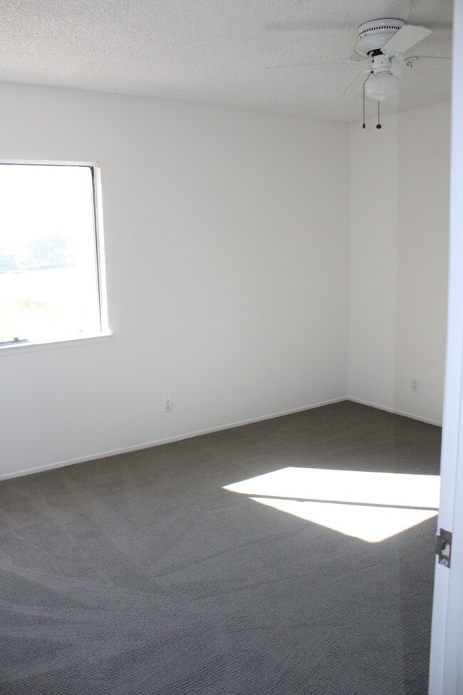 Building Photo - Waterfront 3 Bedroom and 2 1/2 Bath Home i...