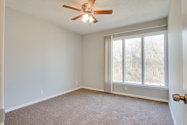 Building Photo - Amazing and spacious 3/2.5 Hermitage Townhouse with fireplace & patio!!! Pets ok!