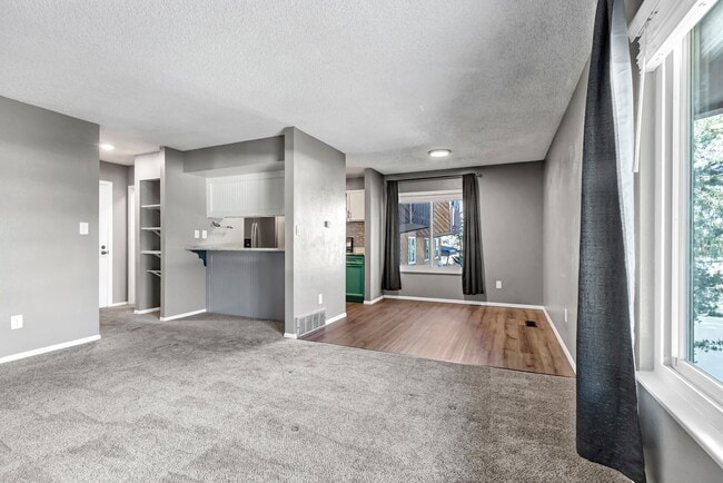 Building Photo - Skyway Condo, 2 Bed, 1.5 Bath, Secure Building