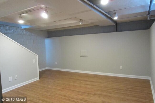 Building Photo - 906 S Highland St