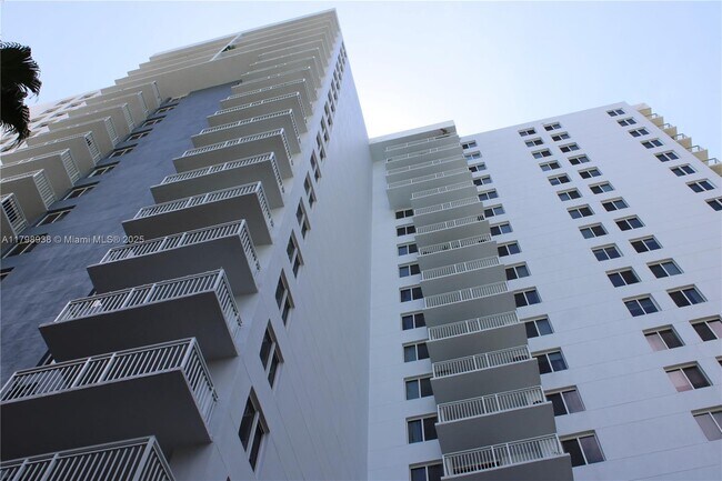 Building Photo - 850 N Miami Ave