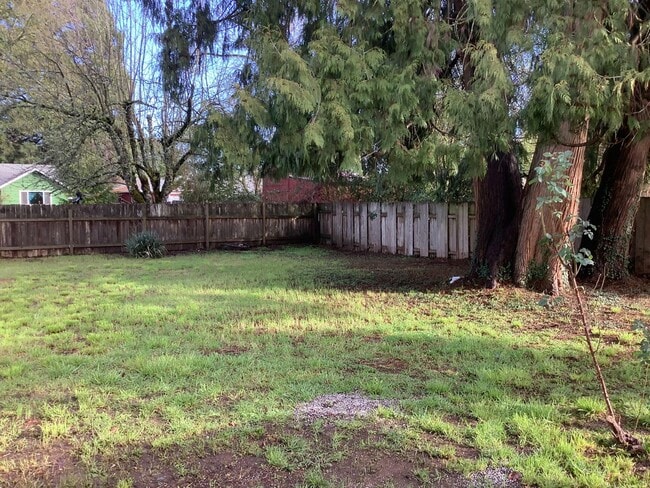Building Photo - 2-Bedroom 1-Bathrrom Single Family Home