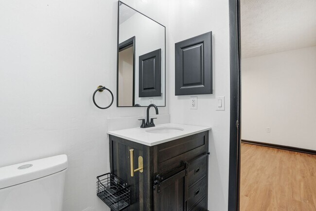 Building Photo - 703 Pineview Ct