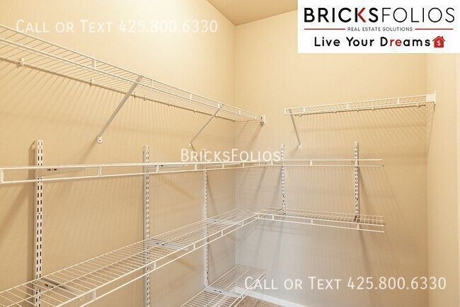 Building Photo - Modern Living Meets Convenience: 4-Bedroom...