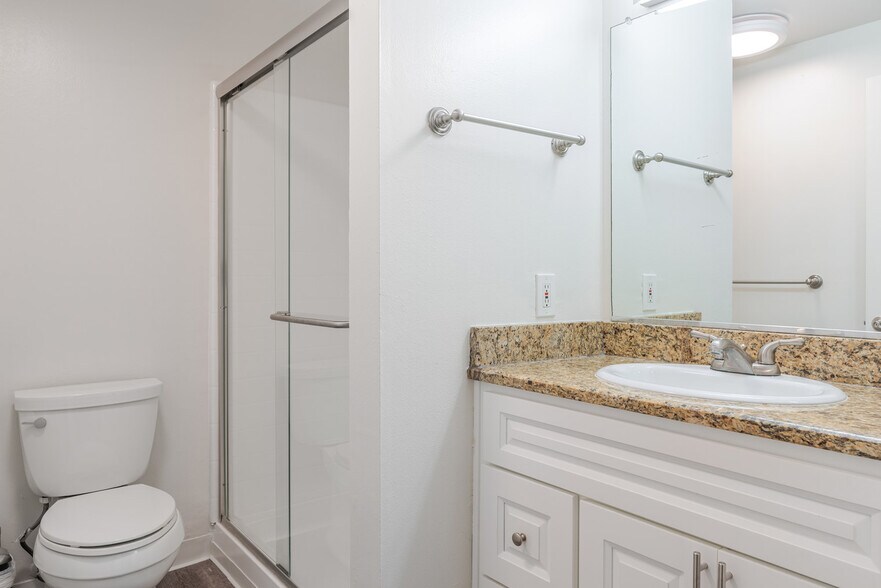 Building Photo - 141 Wellesley Cres