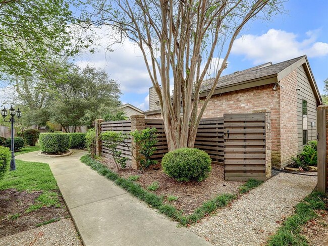Building Photo - 832 Fleetwood Pl Dr
