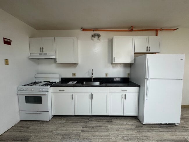 Building Photo - 156 Main St