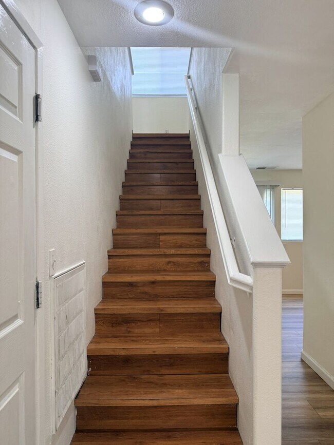 Building Photo - Don’t Miss Out on this 3/2.5 home