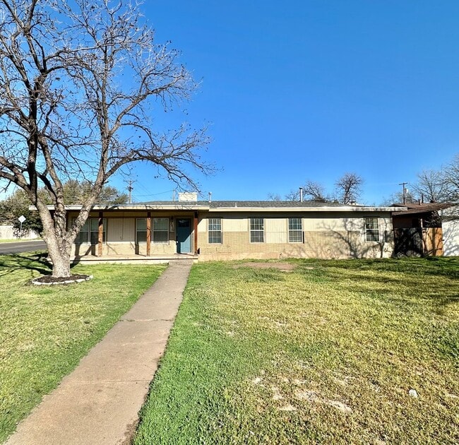 Building Photo - NOW AVAILABLE - Large 4 Bedroom Santa Rita...