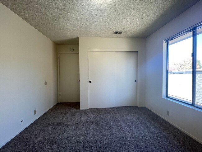 Building Photo - Garden Level One (1) Bedroom