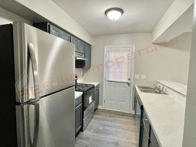 Building Photo - Carpetless 2 BD 1.5 Bath 2 Story Quadplex ...