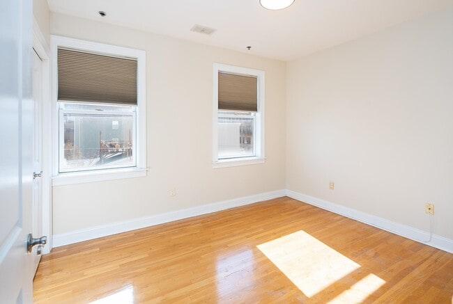 Building Photo - 528 47th St