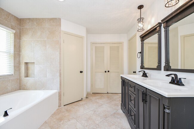 Building Photo - 8231 Bo Jack Dr