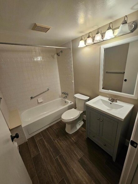 Building Photo - 706 Sunny Pine Way