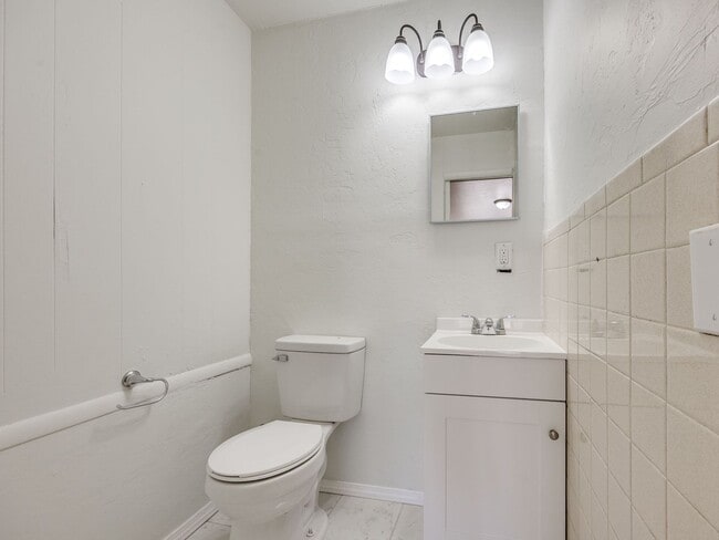 Building Photo - Updated home in Heart of OKC + 4 bedrooms