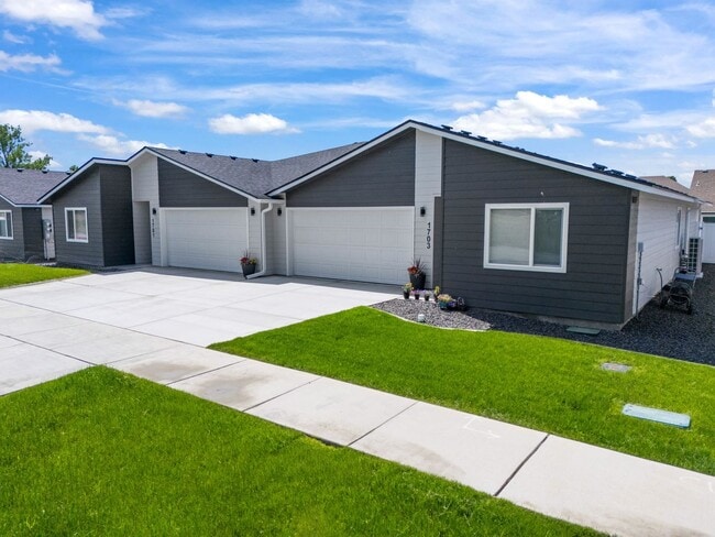 Building Photo - Zero-step Valley Duplex for rent!