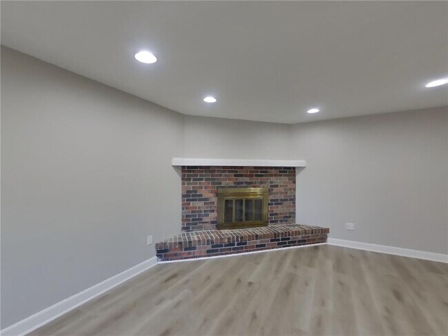 Building Photo - 1475 Valley Dr