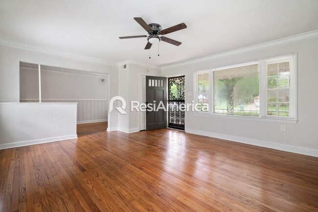 Building Photo - Adorable 2/1 in 38116!