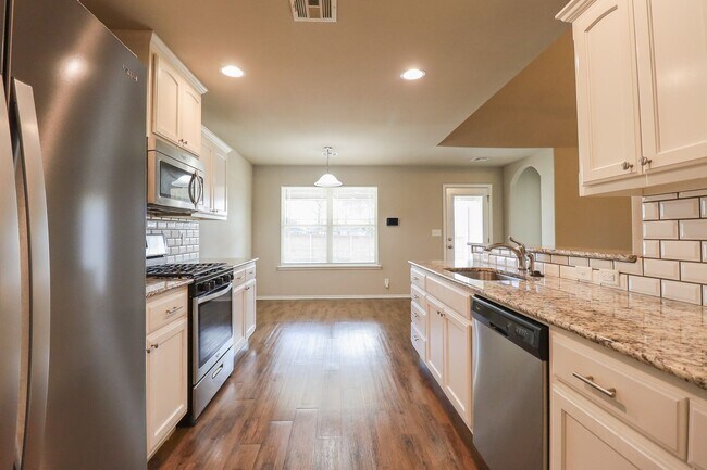 Building Photo - 3 Bed | 2 Bath in Broken Arrow!