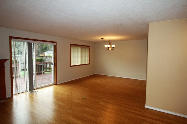 Building Photo - 3bd/2ba With Beautiful Private Fully Fence...