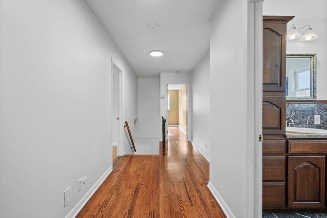 Building Photo - 300 Murray Hill Rd