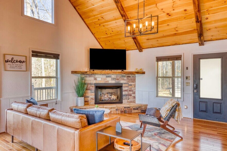 Building Photo - 742 E 2nd St