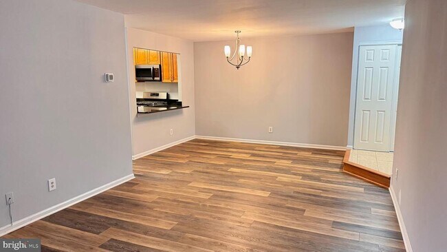 Building Photo - 5817 Cove Landing Rd