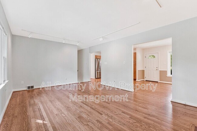 Building Photo - 3160 Ravenwood Dr
