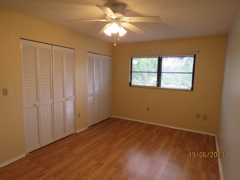 Building Photo - 416 Narvaezi St
