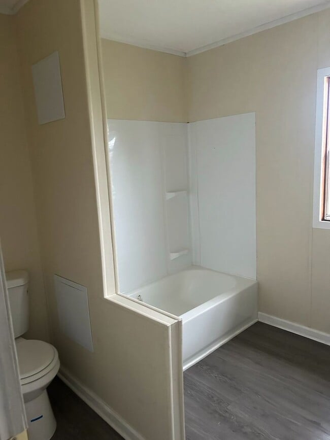 Building Photo - 2 BDR / 1 BA Newly remodeled