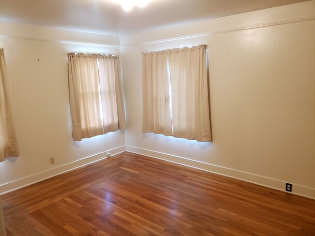 Building Photo - Charming Single Story 3 Bedroom 2 Bath Ava...