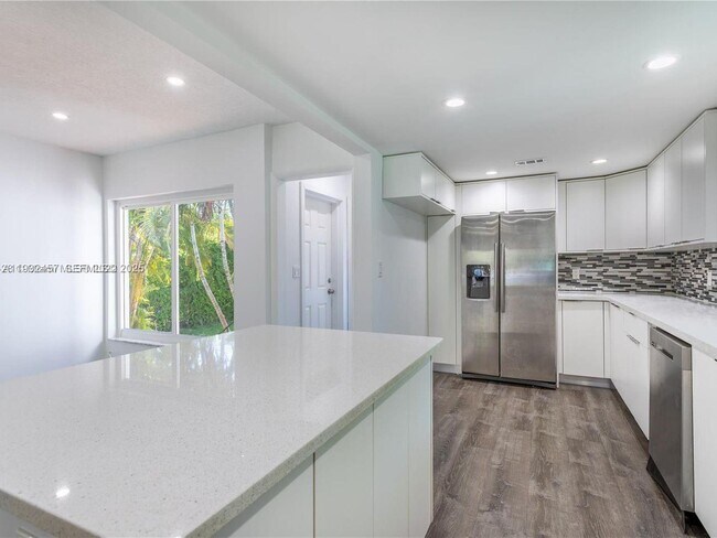 Building Photo - 2520 SW 22nd Terrace