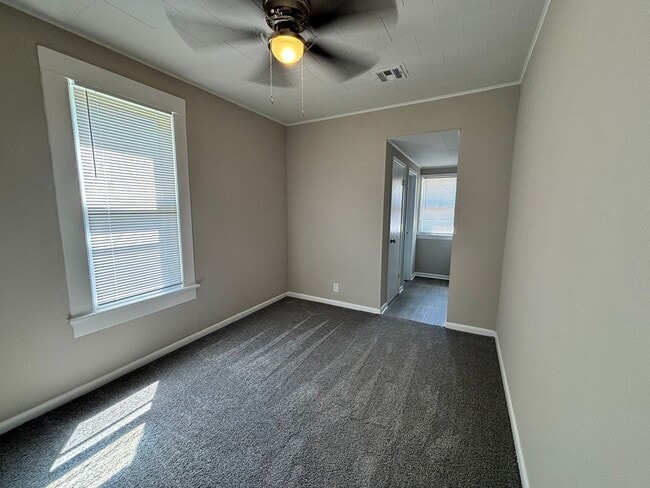 Building Photo - 3 Bedroom 1.5 Bathroom home with a 2 car g...