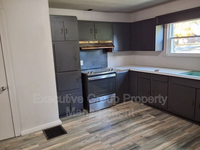 Building Photo - 746 W Elm Rd