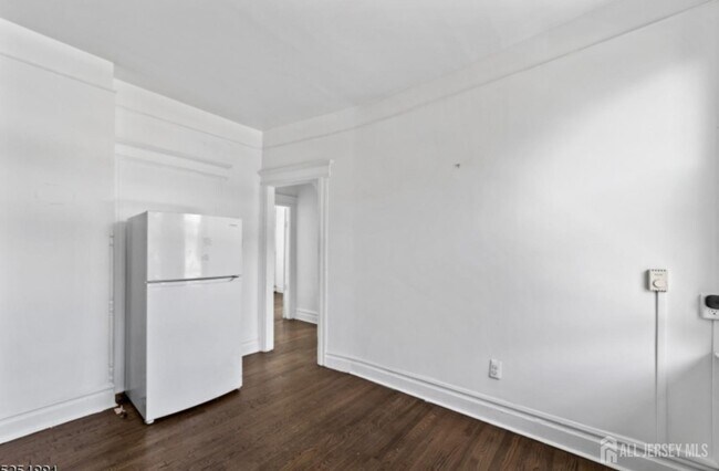 Building Photo - 410 Chadwick Ave