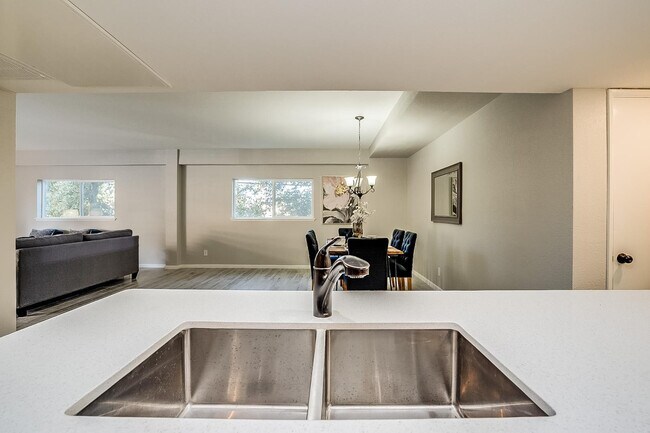 Building Photo - 351 E Thomas Rd