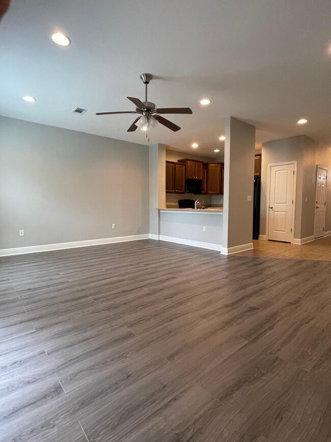 Building Photo - 122 Iron Horse Dr E