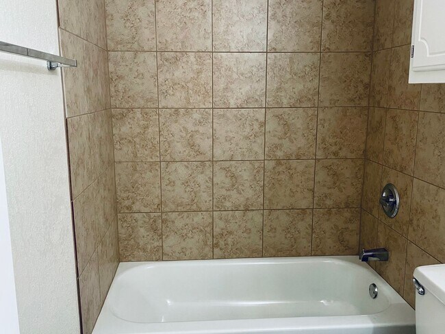 Building Photo - 1407 Glen Oaks Ct