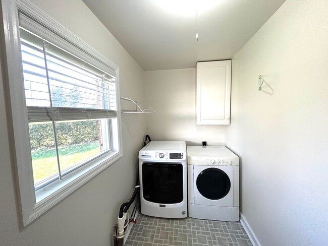 Building Photo - Weaverville - Clean and Tidy! Home Office,...