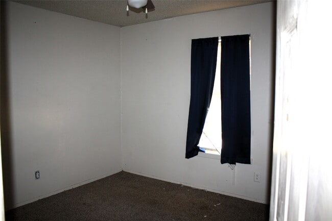 Building Photo - 423 Waller Dr