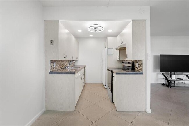 Building Photo - 1056 Exeter