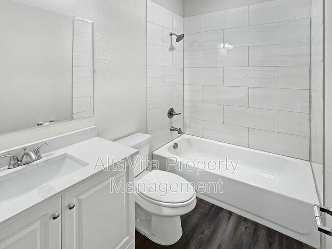 Building Photo - 3213 Chenault St