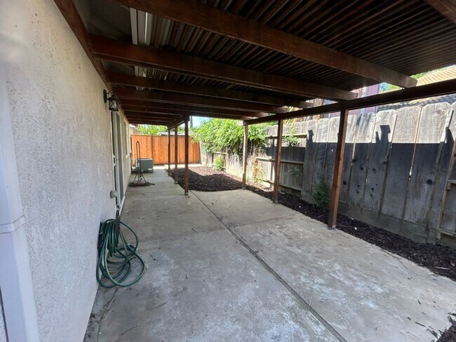 Building Photo - Clean and Functional In Modesto!