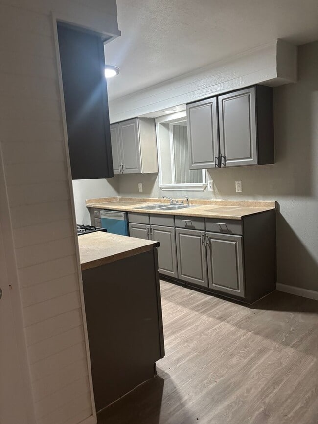 Building Photo - 1121 Woodcrest Dr