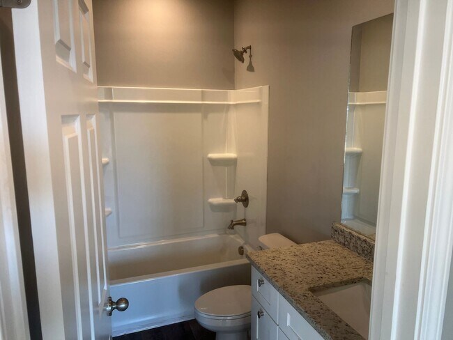 Building Photo - 3 Bed 3 Bath Home