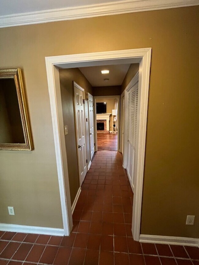 Building Photo - Elegant Colonial Style 2 Bedroom 2 and a half Bathroom Townhome in Little Rock