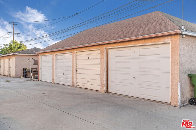 Building Photo - 3725 S Victoria Ave