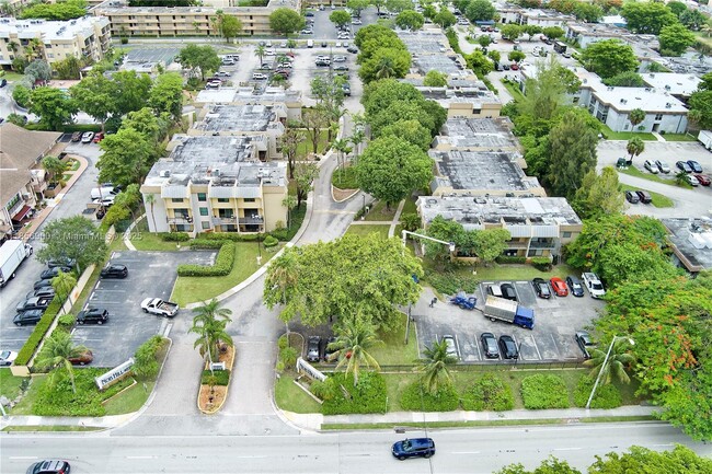 Building Photo - 10413 N Kendall Dr